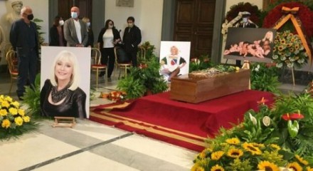 L'ultimo addio a Raffaella Carrà, camera ardente in Campidoglio tra applausi e rose gialle  